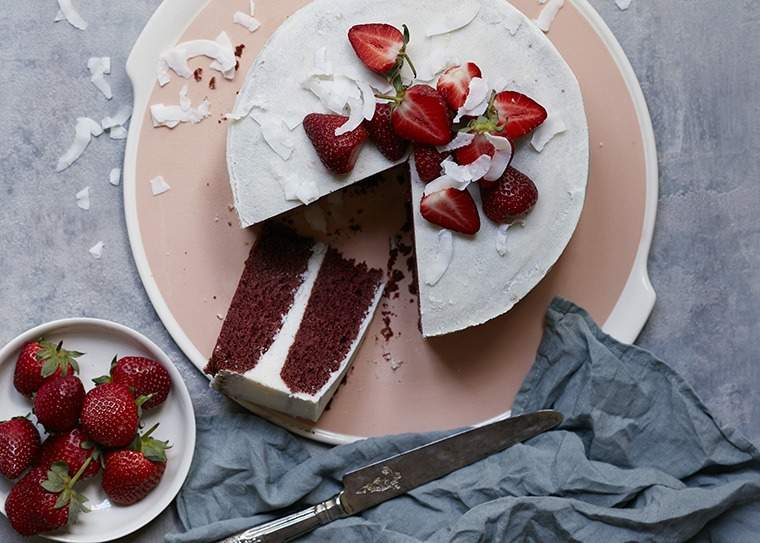 Le gâteau en velours rouge végétalien et sans gluten tout le monde voudra un morceau de