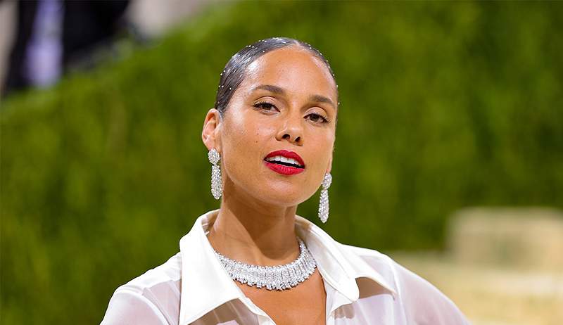 Os 5 produtos que Alicia Keys usa em sua pele todos os dias na casa dos 40 anos