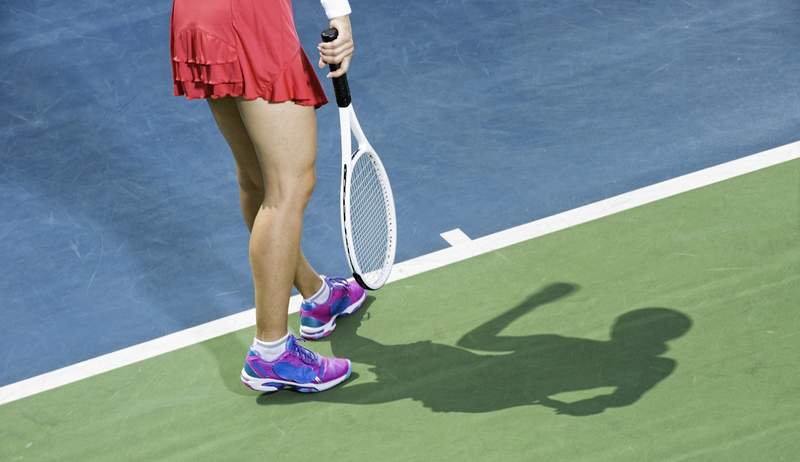 Die genauen Schuhe Top -Tennisspieler tragen in der U.S. Open Serve Serience Support auf und neben dem Platz