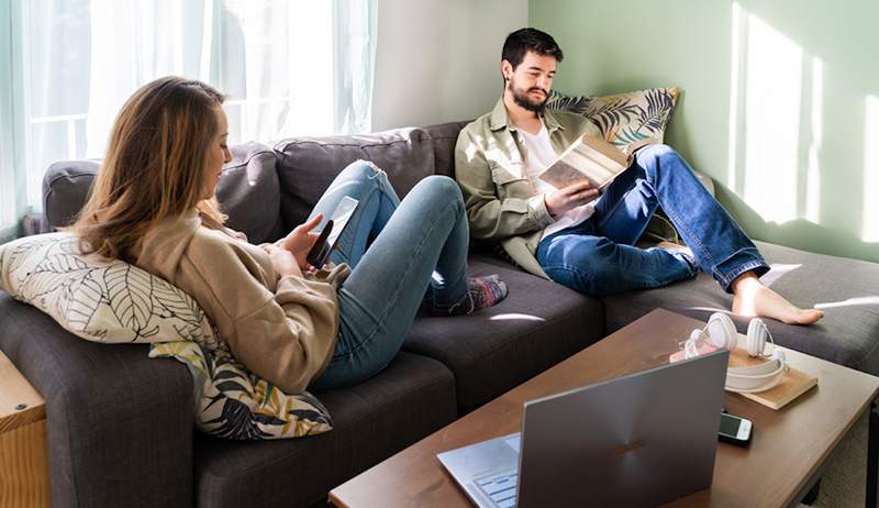 Por qué los terapeutas dicen que 'estar solo juntos' (también conocido como juego paralelo) puede fortalecer principalmente su relación