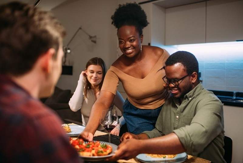 Si scopre, mangiare una cena in ritardo influisce sulla tua digestione qui come