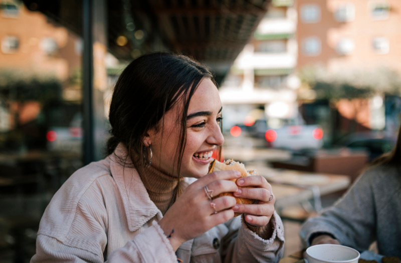 Voici exactement comment la respiration profonde peut améliorer la digestion, selon un RD