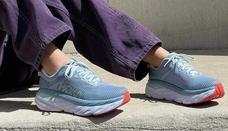 Ecco il modo subdolo che puoi ottenere la sneaker ammortizzata più venduta di Hoka per il 25% di sconto oggi