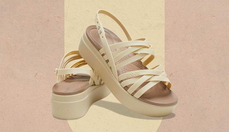 Sandal platform strappy ini dari crocs-yes, * mereka * crocs-adalah sandal baru saya untuk musim bunga