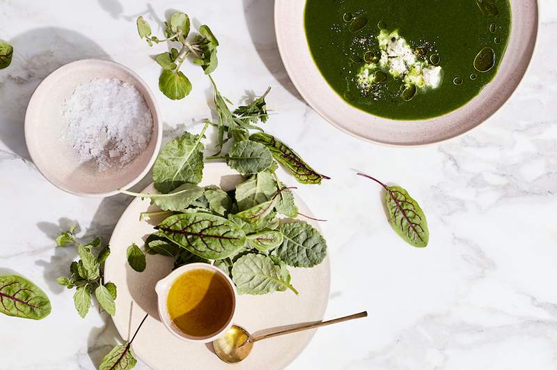 Cette soupe verte végétalienne est chargée de fibres et d'herbes parfumées