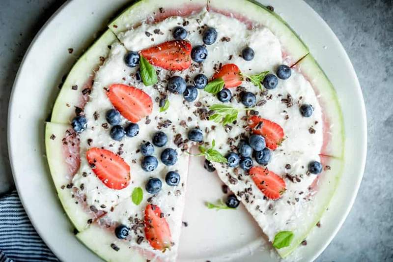 Watermeloenpizza is het heerlijke zomerse dessert met no-bake dat geweldig is voor je buikheren