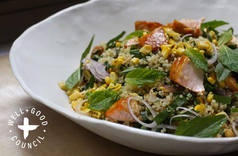 Cette salade de saumon et de quinoa sain est le dîner d'été parfait quand il fait trop chaud pour cuisiner