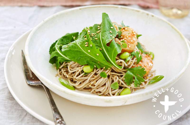 Esta ensalada de fideos picantes llenos de proteínas sabe aún mejor a medida que las sobras