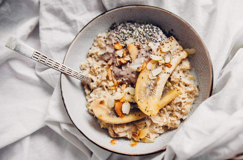 Cosa mettere nella farina d'avena se non puoi fare un altro giorno di uvetta e cannella senza addormentarti nella tua ciotola