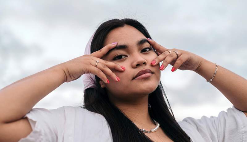 ¿Pueden las uñas rojas * realmente * convertirte en un súper atractor?? Le pedimos a un psicólogo que interviniera en la #Rednailtheory de una vez por todas