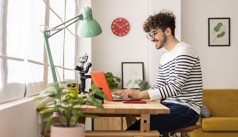 Come dimostrare al tuo capo che stai facendo il tuo lavoro mentre si svolge la paranoia di produttività in testa alla testa