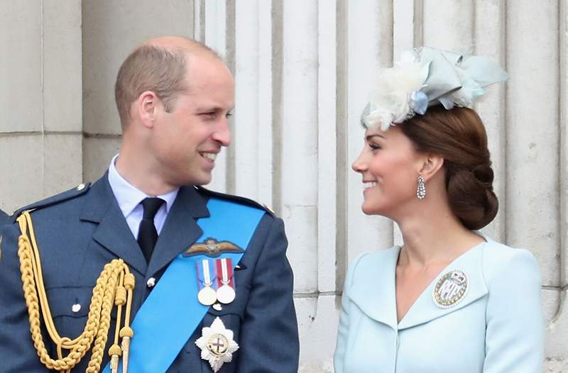 Kate Middleton uporablja to balerinsko-širično dodatno opremo za ohranitev brezhibnega updo Day-2-2