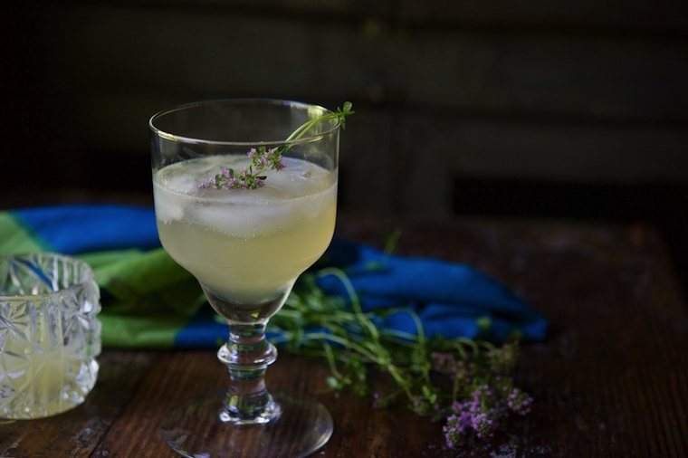 Kocok koktail yang sehat dengan resep gin & lemon thyme ini