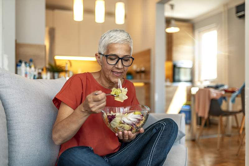 La raison sournoise pour laquelle vieillir peut entraîner des problèmes digestifs et quoi faire à ce sujet