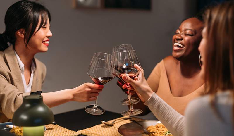 Perché il vino senza alcol merita la tua attenzione (e i migliori marchi da acquistare)