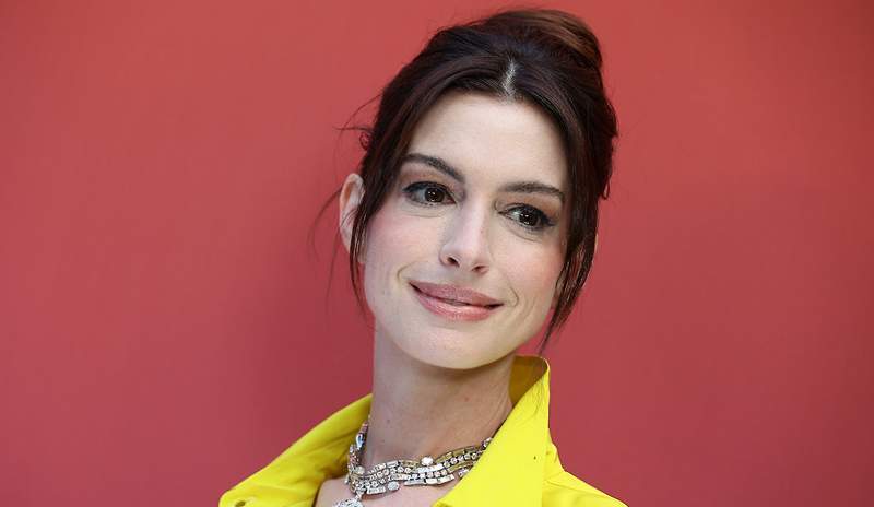 Anne Hathaway usó esta controvertida sandalia de verano e inmediatamente estamos agregando varios al carrito