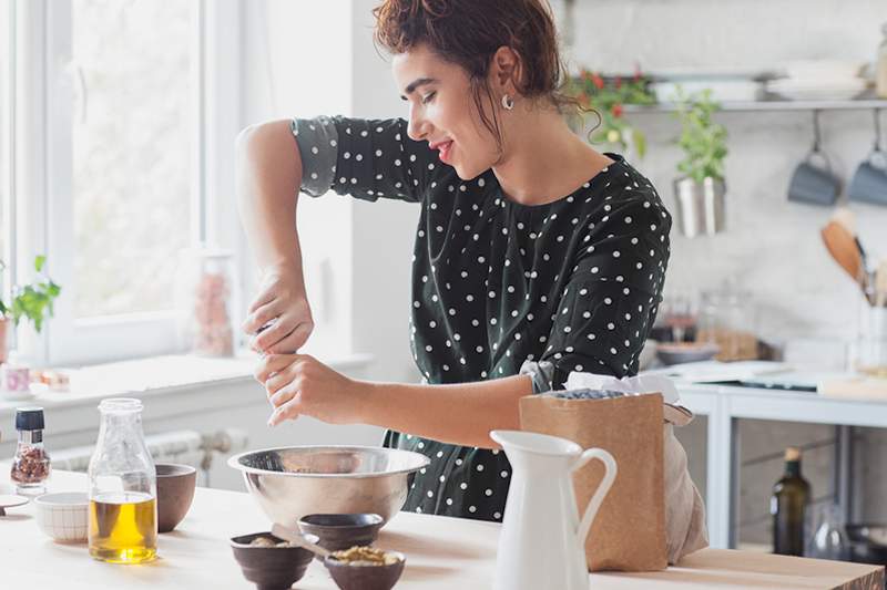 Les 6 meilleurs aliments anti-inflammatoires qu'un médecin de médecine fonctionnelle garde toujours dans sa cuisine