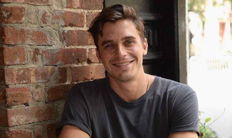 O gênio Way Antoni de “Queer Eye” usa óleo de coco na cozinha