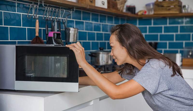 Alasan mengapa makanan microwave Anda lembek adalah karena Anda tidak menggunakan peralatan masak yang tepat