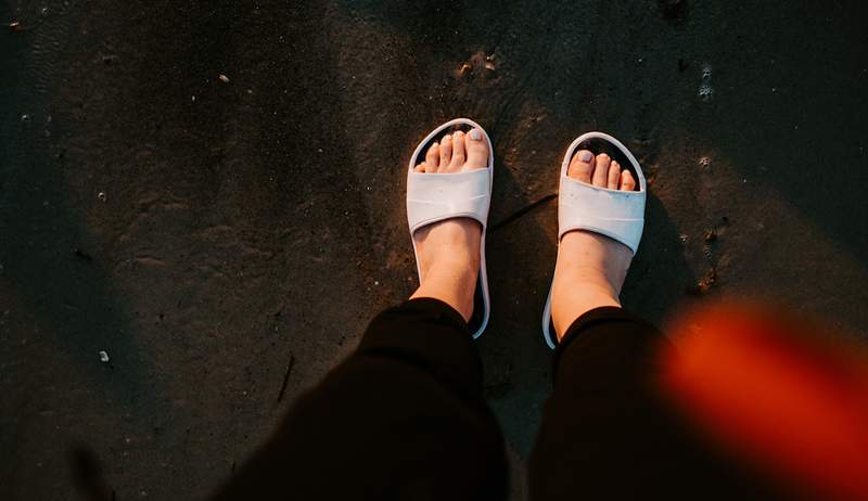 Volgens een podoloog hebben deze zomerschuif sandalen 'indrukwekkende, discrete boogsteun'