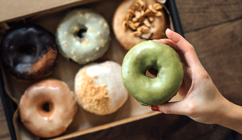 Wir werden diese Faser- und Magnesium-Schokoladen-Avocado-Donuts bis zum weiteren Anschluss backen