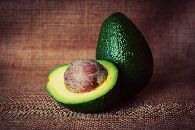 Quanto è sicuro mangiare semi di avocado, davvero?