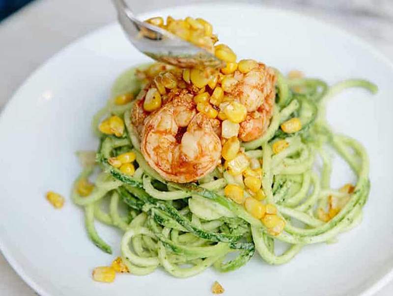 Esta receita cremosa de macarrão de abobrinha de abacate é o jantar de verão final