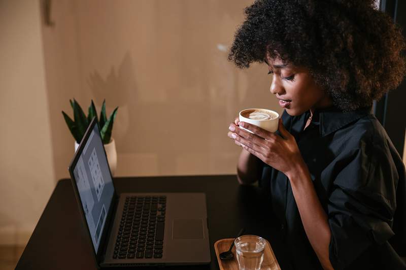 Mengapa anda perlu menambah secubit baking soda ke kopi anda jika anda mempunyai perut sensitif