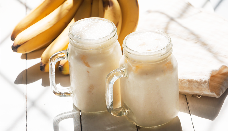 Betrachten Sie diese hausgemachte Bananenmilchgottes Geschenk Gottes an Ihre nächste Schüssel mit Müsli, Haferflocken oder Smoothie