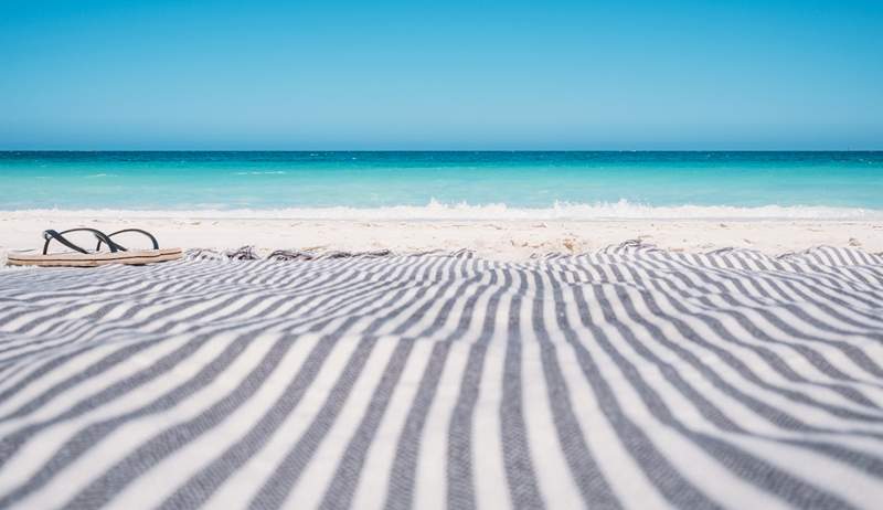 Selimut pantai terbaik untuk berkelah dan musim panas yang indah (tanpa pasir)