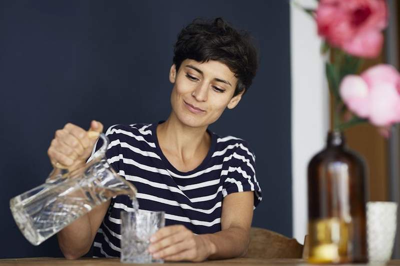 Cómo preparar en frío su propio agua de belleza espumosa infundida con cítricos y pétalos de flores