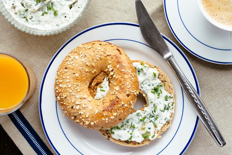 Denna hjärt-hälsosamma 4-ingrediens 'Bagel-recept före sängen är 2023 s version av havre över natten (men den smakar mycket bättre)