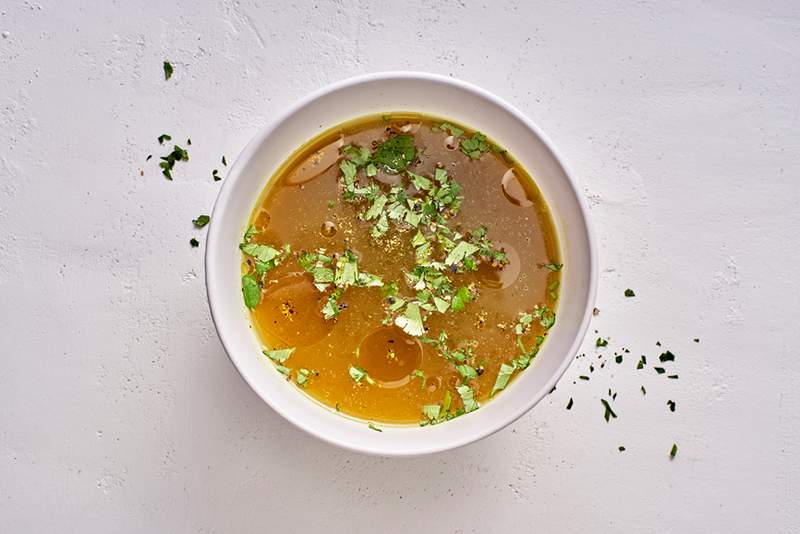 Bone bouillon har mange fordele-men nej, det skal ikke betragtes som en måltidsudskiftning