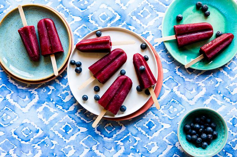 Hver ingrediens i disse lette sort te Blueberry Ice Pops er godt til tarmsundhed og hydrering