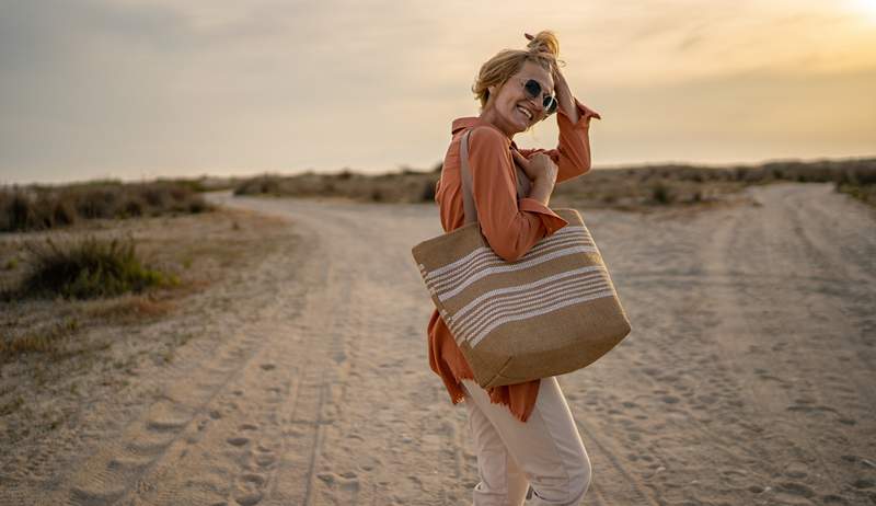 17 sacolas de praia elegantes e espaçosas construídas para carregar seus itens essenciais de natação durante todo o verão