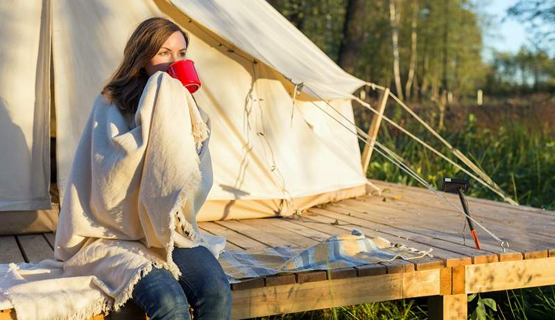 Le migliori coperte da campeggio per tenerti al caldo fuori o sul divano