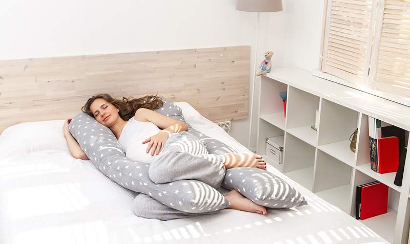 Las mejores almohadas de embarazo para evitar que se saque y gire por la noche