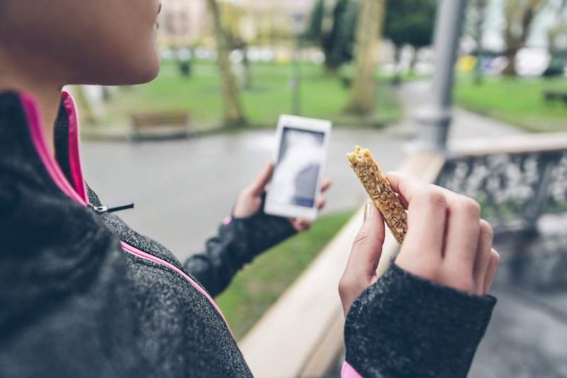 Dabar įteikite apdovanojimą už geriausią baltymų juostą…