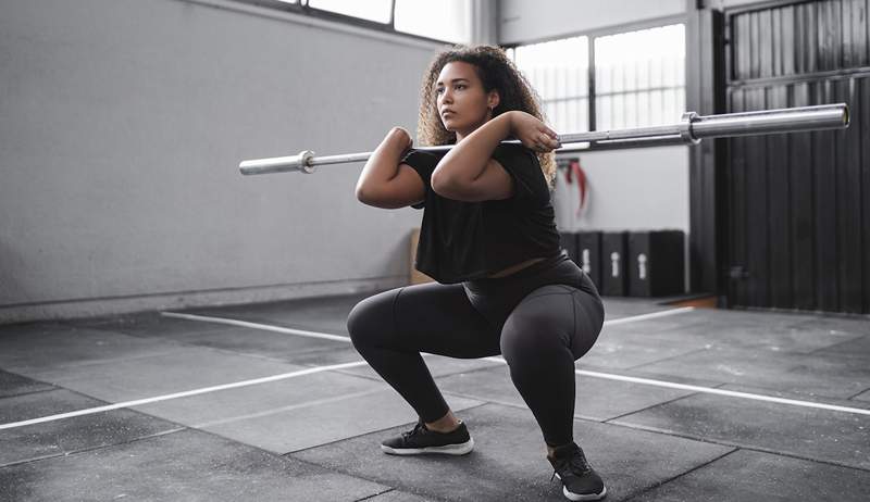 Dies sind die besten Schuhe für tiefe Kniebeugen laut einem Podologen und Personal Trainer