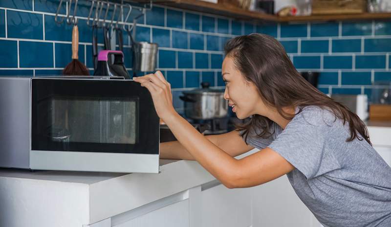 Un científico de alimentos explica por qué todos definitivamente están usando su microondas incorrecto