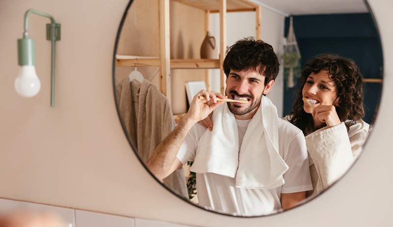 Según los dentistas, estos son los 8 mejores tipos de pasta de dientes blanqueador para las manchas de nivel superficial