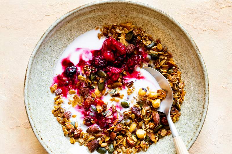 Elk ingrediënt in dit eenvoudige amandel- en kokosgranola -recept is goed voor je darmen