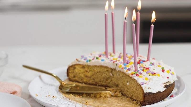 Vale la pena celebrar este delicioso pastel de cumpleaños bajo en azúcar