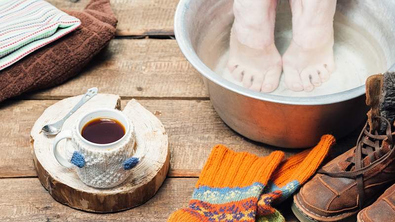 Remojar los pies en el té negro puede ser el secreto para detener el sudor de los pies en sus pistas