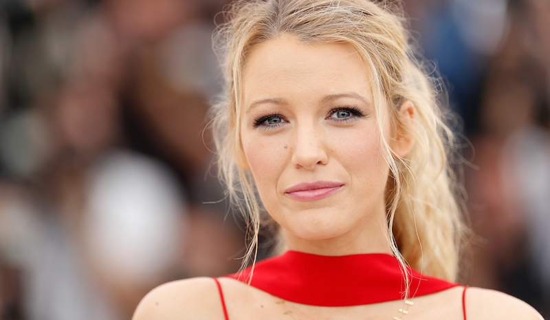 Estamos enganchando los jeans sostenibles de patas rectas de Blake Lively que pueden llevarnos de una temporada a otra