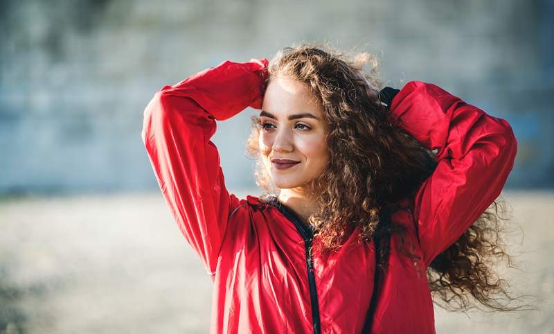 Questo scoppio in una bottiglia rinfresca istantaneamente i capelli super-sweaty