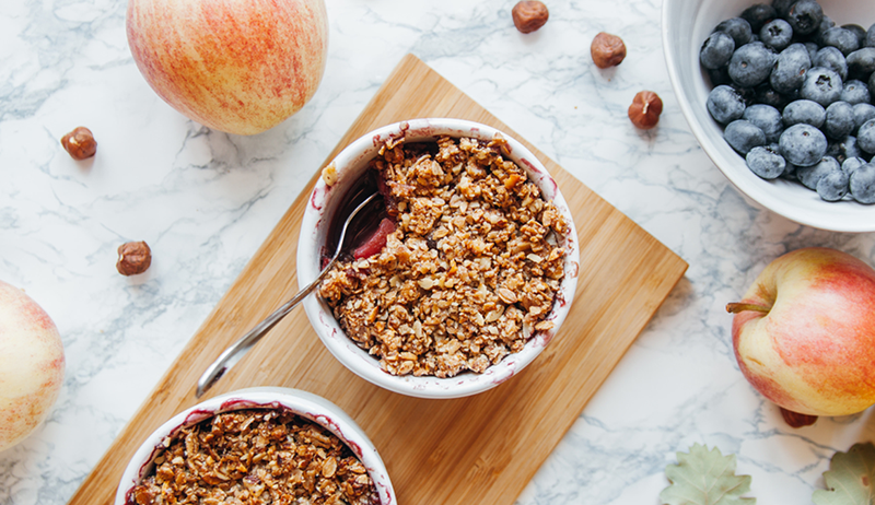 Sarapan anti-inflamasi yang mudah ini resep crumble blueberry dirancang oleh ahli diet dan koki