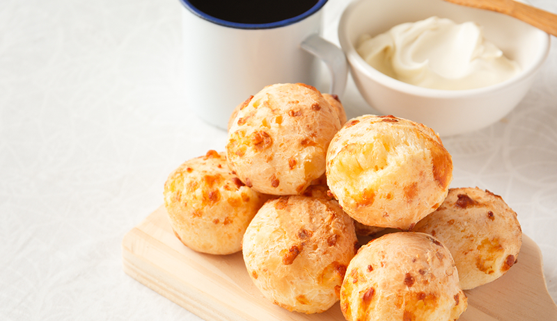 Questo pane al formaggio brasiliano senza glutine e vegano è caricato con fibre salutari e amido resistente