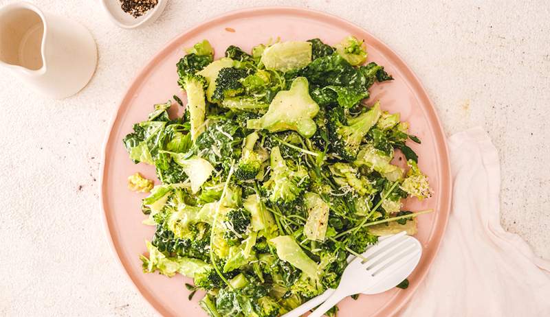 Denna högfiber broccoli caesars sallad gör ett klassiskt recept bättre för din matsmältning