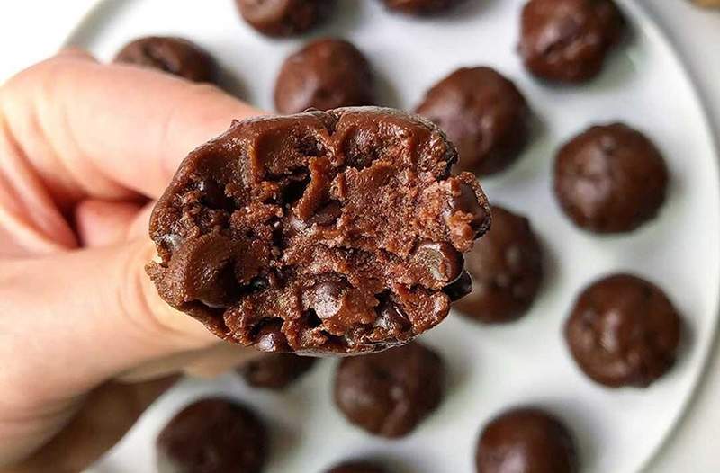 Pule o forno e vá direto às coisas boas com batedas de brownie de alta proteína